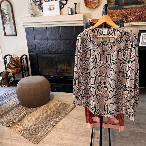 Cabi Blouse Womens Size Medium Serpentine Snake Print Ruffle Collar City Top - Picture 15 of 15